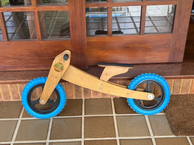 Bicicleta infantil de madeira