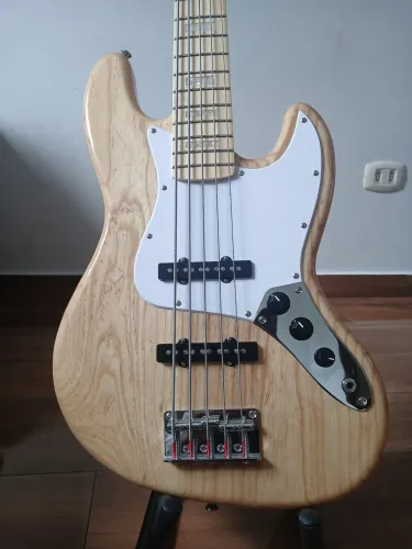 Baixo Jazz Bass SX 5 cordas