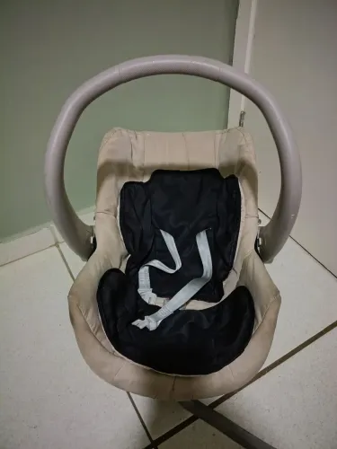 Carrinho de bebê acompanhado bebê conforto