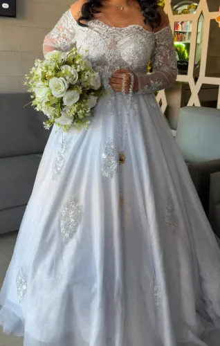 Vestido de noiva princesa com mangas longas de renda  com véu, tiara e anágua 
