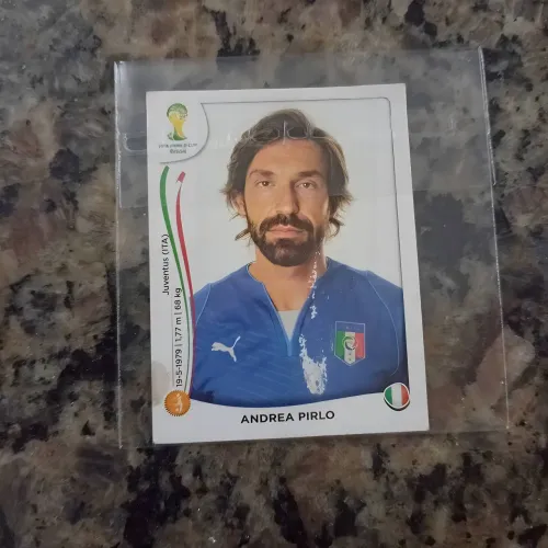 Figurinha Andrea Pirlo Copa do mundo do 2014 com um leve rasgado e no plastico