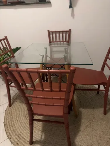 Mesa de vidro com cadeiras