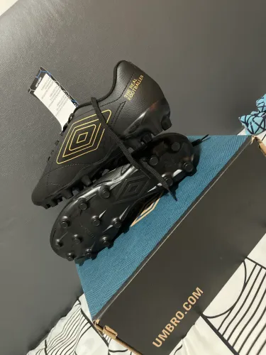 Chuteira de campo umbro número 40 cuidaaa