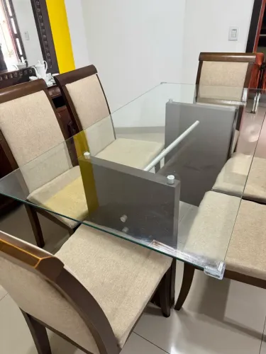 mesa de vidro, com seis cadeiras
