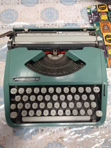 Máquina De Escrever Olivetti Lettera 82 Verde Vintage - Funcionando