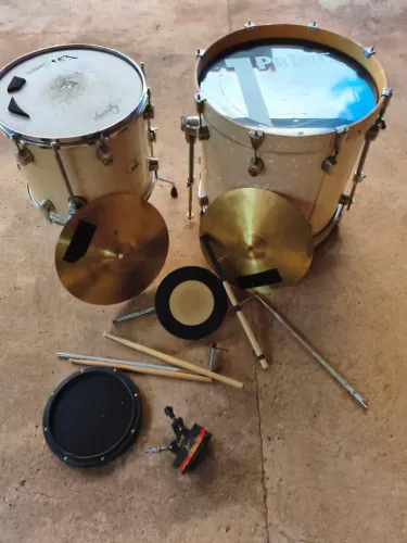 Kit bateria com pratos e acessórios