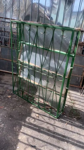 Grade de ferro para janela medindo 1,20 x 0,94 cm - usada