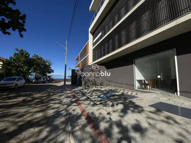 Sala comercial no Edifício Riomaggiore a 30 metros da praia, bairro Tabuleiro - Barra Velh