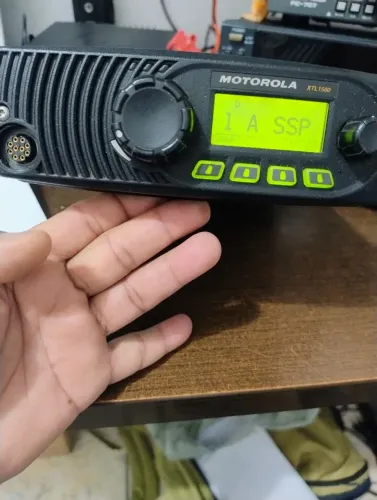 2 Rádio Motorola xtl 1500 800mhz. Com suporte, ptt e suporte, o valor é do par .