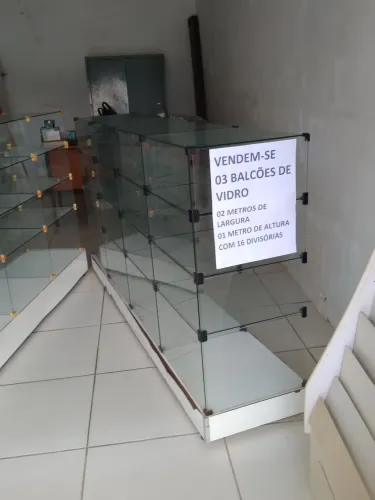 Venda de 02 balcões de vidro, (vitrine)