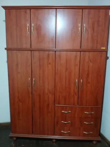 Guarda-Roupa Amadeirado - 8 Portas e 6 Gavetas