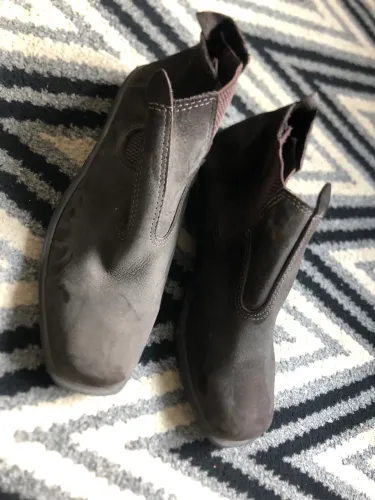 Bota de couro e borracha sintética