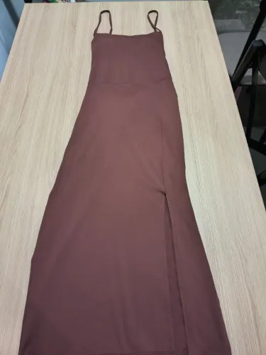 Vestido Marrom Chocolate Justo Costas Nuas Cruzada e Fenda