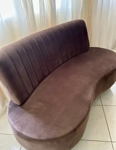 Aproveitem! Lindo sofá em veludo marrom