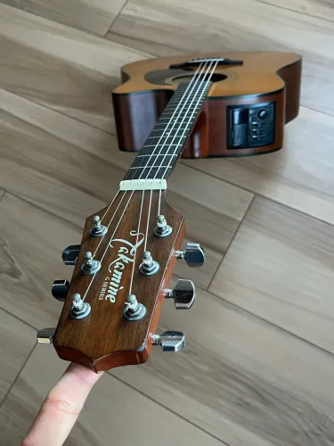 Violão Folk TAKAMINE EG-320. Bem conservado. REGULADO. Poucas marcas de uso. Aceito CARTÃO