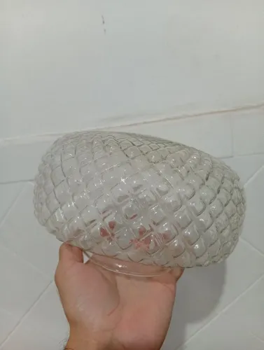 Antiga cúpula de vidro com relevo