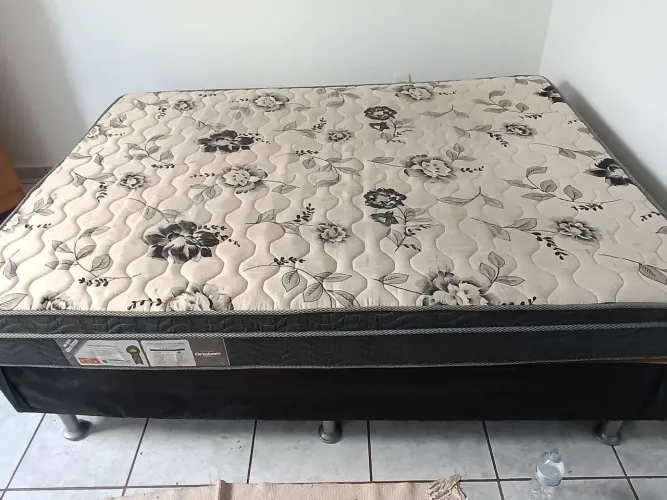 Cama e colchão de casal