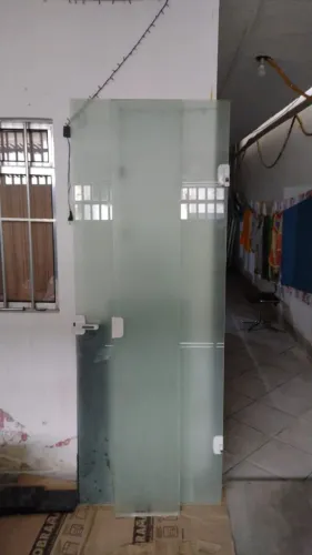 Vende se uma porta de vidro medida 77*210