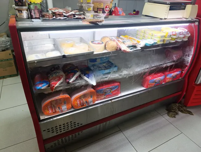 Balcão expositor de frios
