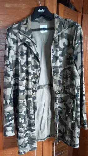 Jaqueta cinza camuflada usada