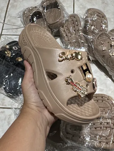 Sandália nuvem com Pin 
