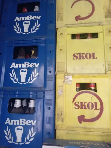 Vendo vasilhames engradados de litros, 600ml, tudo padrão Ambev e 30 ks