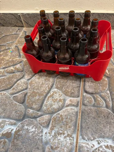 Engradado e mini garrafas de cerveja