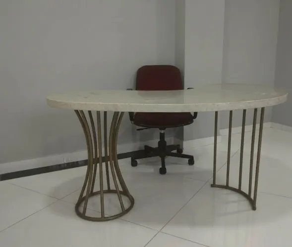 Mesa Orgânica para escritório em ótimo estado de conservação