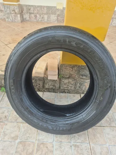 Pneu 225 65 17 com avaria