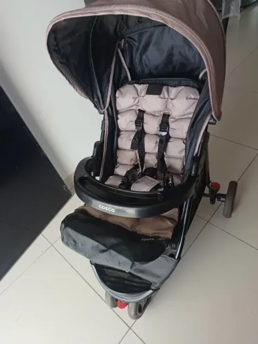 Carrinho de bebê Toffy, cor bege com preto, marca Cosco, semi-novo, ainda com plástico na