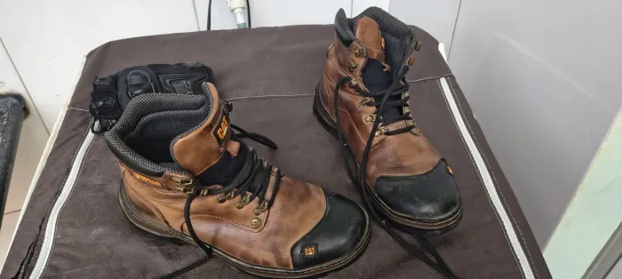 Bota original Cat N°42 usada.