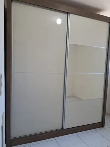 Guarda-roupa casal com espelho, MDF, 2 portas. Muito bem conservado.