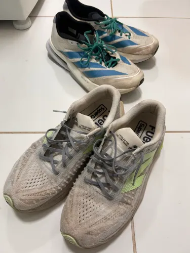 2 pares de tênis de corrida