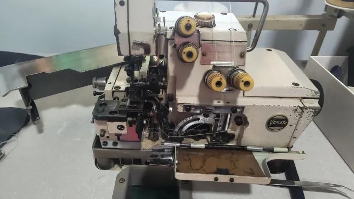 Máquina de costura overclock industrial 