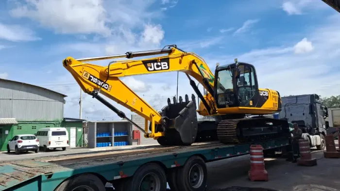 Escavadeira JCB 2012 JS200LC 
