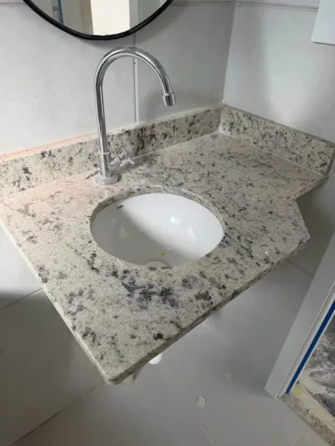 Bancada de Banheiro em Granito com Cuba Embutida e Torneira
