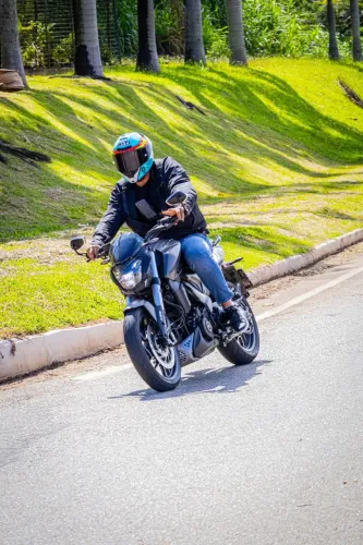 Dominar 400 2025 com apenas 2.500 km