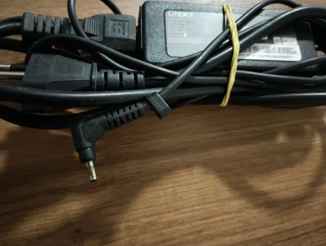Vendo fonte para notebook Acer por 50 reais do pino agulha para vir retirar ok 