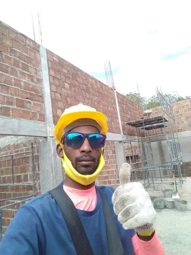 Pedreiro encanador eletricista pintor gesseiro impermeabilização de Lages telhados e mais