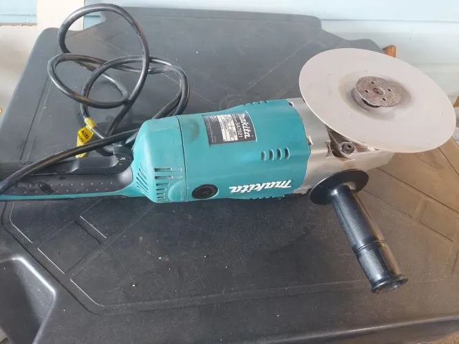 Lixadeira Angular 2.200w/Makita valor 500,00 reais