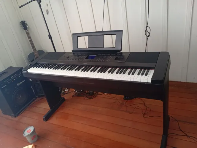 Piano eletrônico Yamaha DGX 660