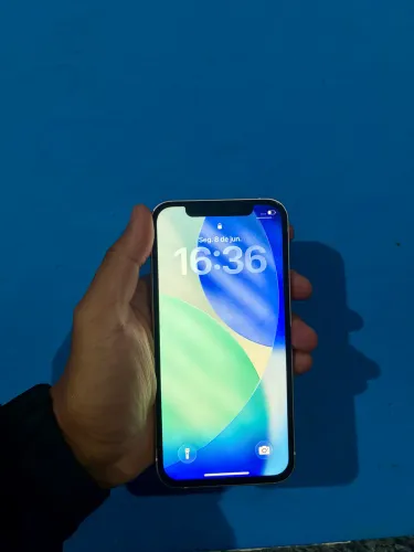 Iphone 12 com carregador 
