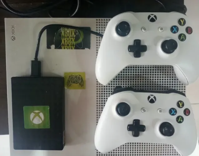 Xbox One S 1T + 2 Controles