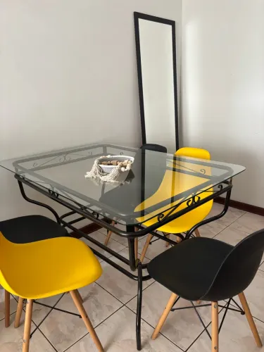 Mesa com tampo de Vidro e 4 cadeiras
