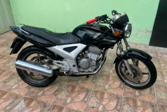 Vendo ou troco CBX Twister 2006 toda direita e conservada