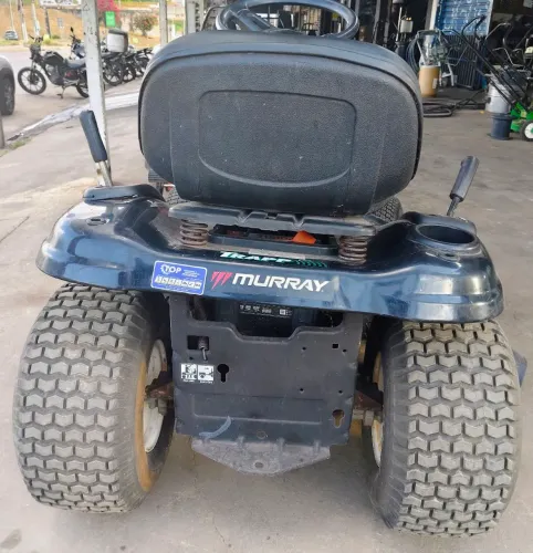 Trator cortador de grama.