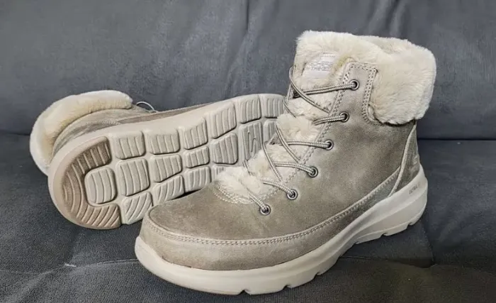 Bota skechers ultra go forrada impermeável