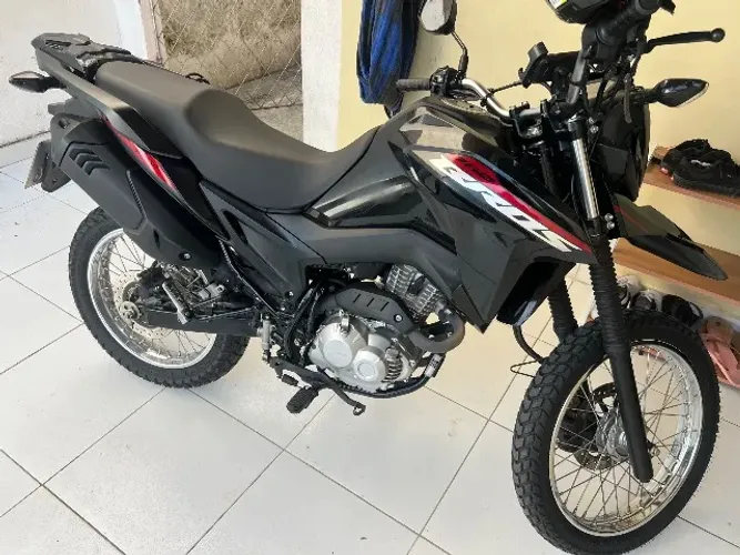 Vendo moto estado de nova 4.500 km rodados apenas, valor 23,500,00.