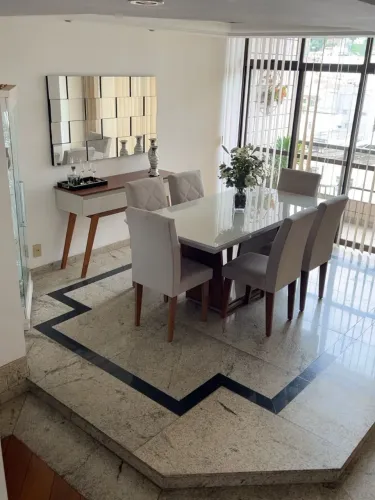 Conjunto Mesa de jantar regular + 6 cadeiras + aparador