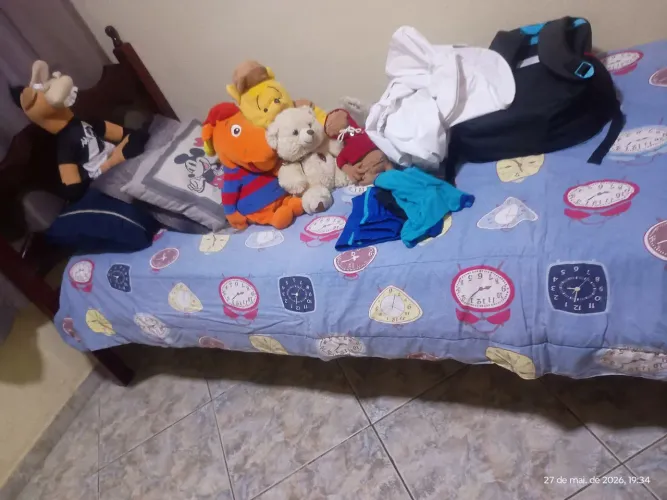 Cama madeira maciça solteiro novissima com colchao